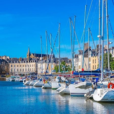 Appartement Cosy Le Saint Gildas: Central City Retreat with Parking Vannes Exterior photo