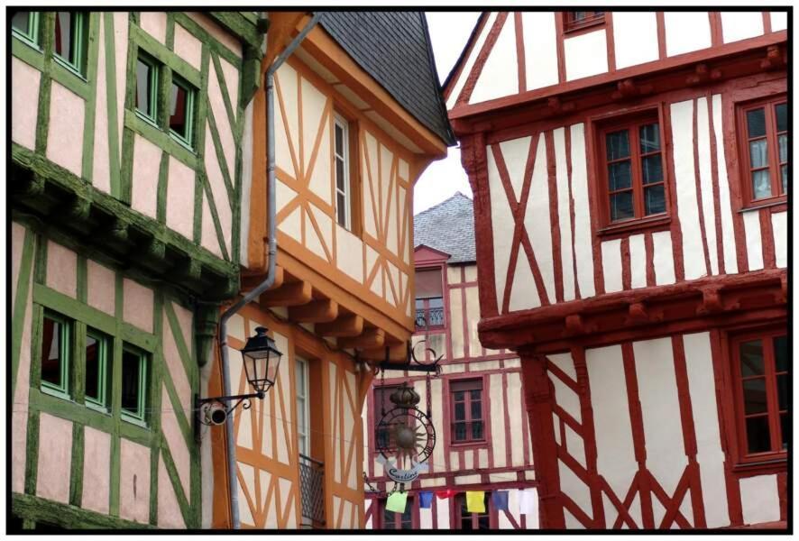 Appartement Cosy Le Saint Gildas: Central City Retreat with Parking Vannes Exterior photo
